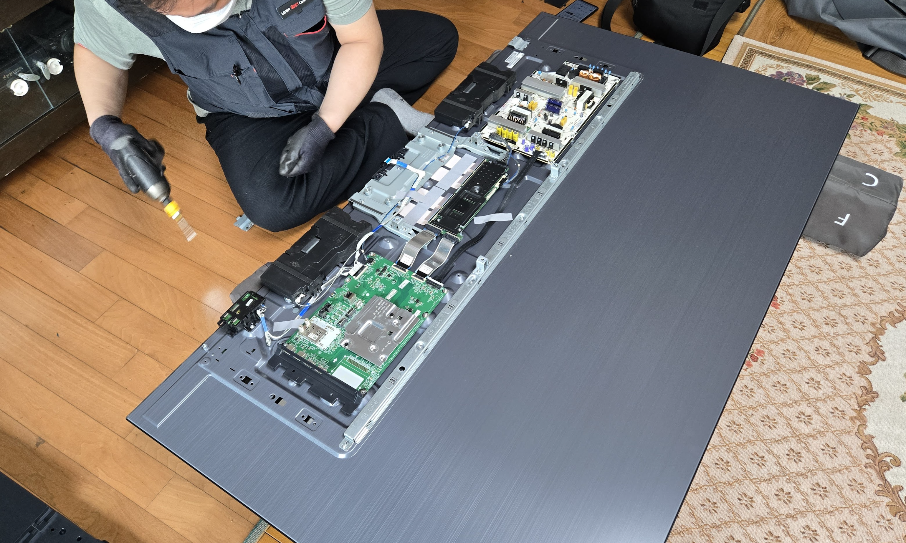 LG OLED TV 기존 패널 분리 모습 — 기사님 허락하에 촬영